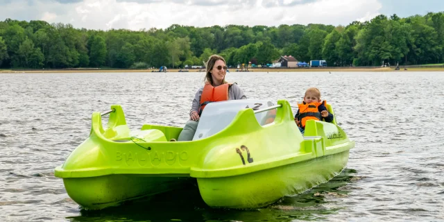 Pédalo mère et fils Lac du Der